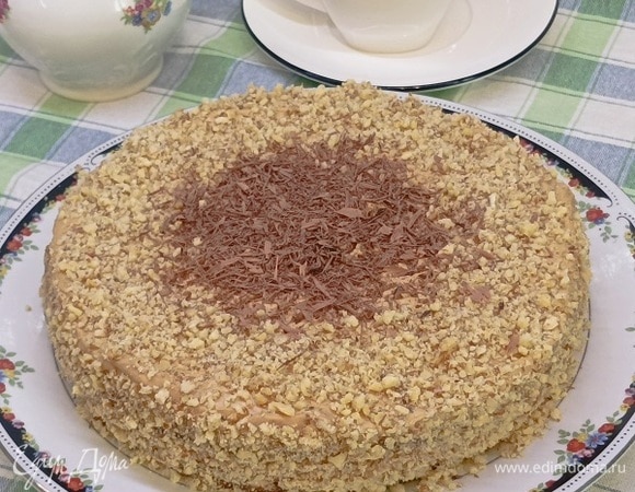 Украшаем по своему вкусу. В этот раз я обсыпала его толчеными орехами и посыпала тертым шоколадом.