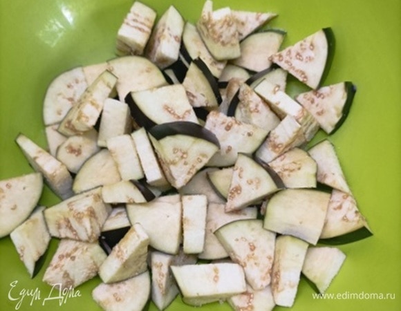 Замочите чечевицу в воде комнатной температуры на 8–12 часов. Затем откиньте на сито. Баклажаны нарежьте на кусочки среднего размера, посолите и дайте постоять 15–30 минут.