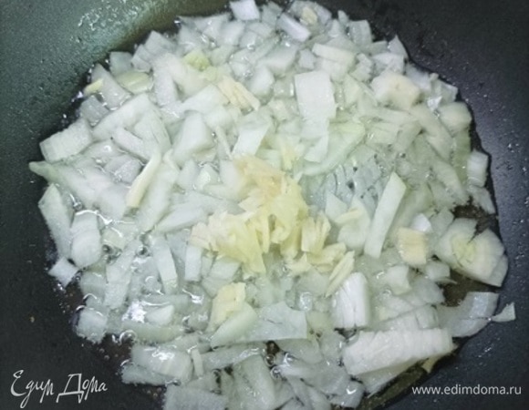 Мелко нарезанные лук и чеснок обжарьте в глубоком сотейнике на 2 ст. л. растительного масла на среднем огне 3 минуты.