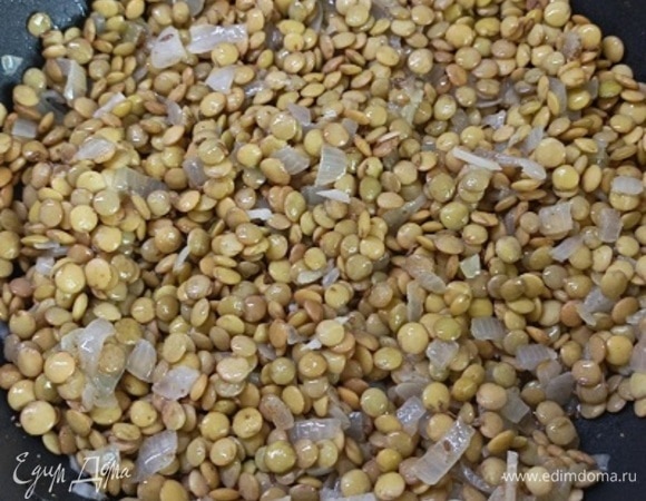 Добавьте чечевицу, кориандр и зиру, обжаривайте 5 минут.