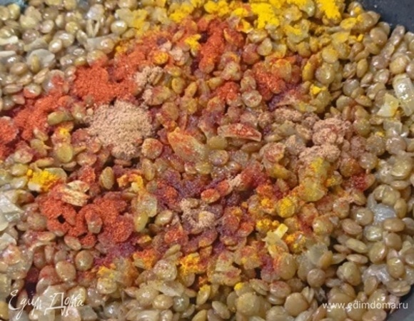 Посыпьте чечевицу с овощами паприкой, куркумой и корицей, перемешайте, влейте 100 мл воды и тушите, пока вода не выпарится почти полностью.