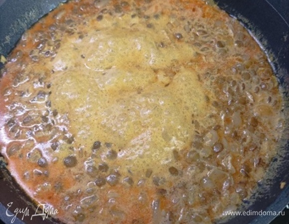 Затем влейте сливки, доведите до кипения и тушите на слабом огне 10 минут или до комфортной для вас мягкости чечевицы.