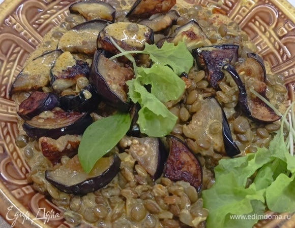 Пока чечевица готовится, баклажаны промойте водой, слегка отожмите и обжарьте на оставшемся масле до румяной корочки со всех сторон. Добавьте баклажаны в карри, посолите, поперчите и подавайте блюдо горячим.