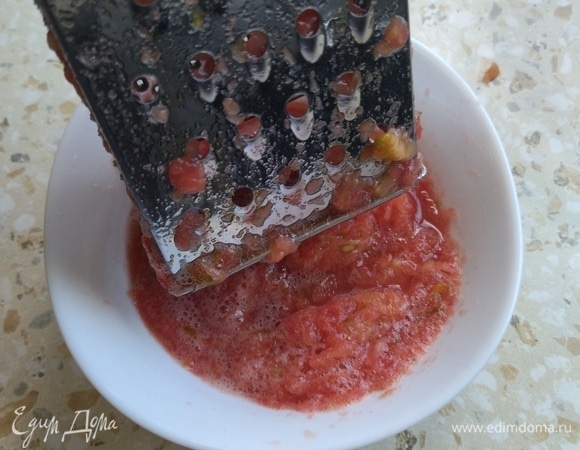 Томат натереть на терку, добавить немного соли, перемешать.