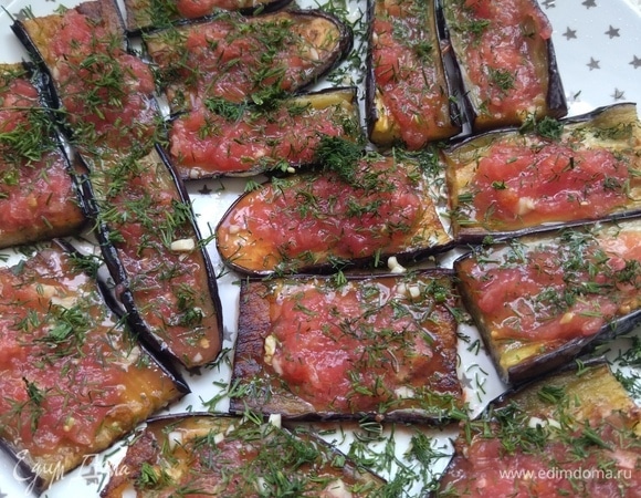 Укроп мелко порубить и посыпать им сверху баклажаны. Можно подавать с черным хлебом в виде бутерброда, хороши как закуска или самостоятельное блюдо. Приятного аппетита!