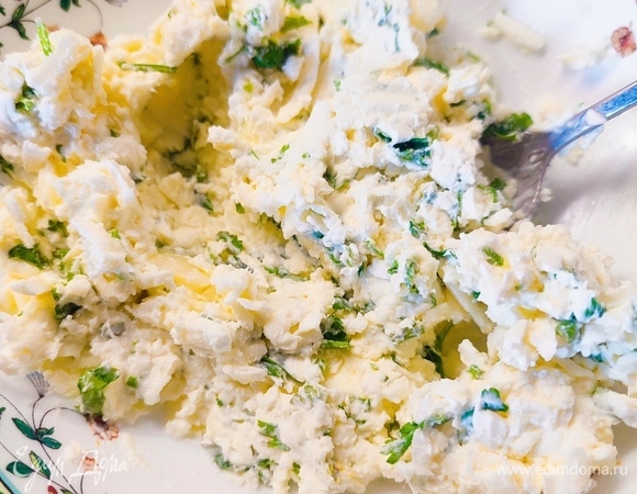 Для начинки брынзу натереть на крупной терке, добавить творожный сыр, нарезанную кинзу и натертый чеснок. Все перемешать.