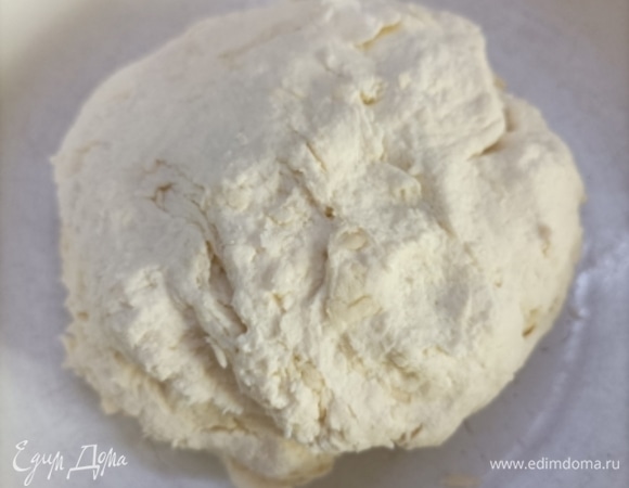 Муку с солью и кусочками холодного масла измельчите в блендере, добавьте сметану и замесите мягкое тесто. Уберите в холодильник, пока готовите начинку и заливку.