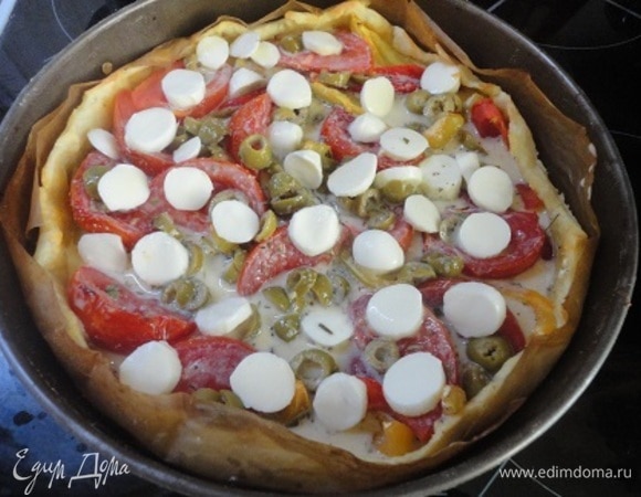 Тесто выложите в разъемную форму диаметром 23–24 см, формируя бортики. На дно выложите рыбу, сверху — перец и помидоры.