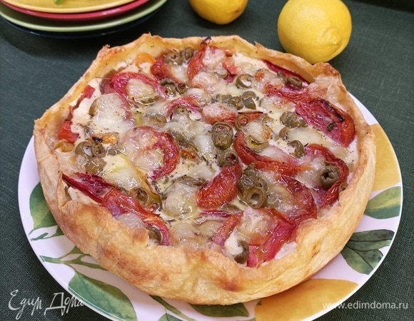 Запекайте в духовке при 220°C 20–25 минут. Затем выложите оливки, полейте заливкой и сверху добавьте сыр. Запекайте еще 25 минут при 200°C.