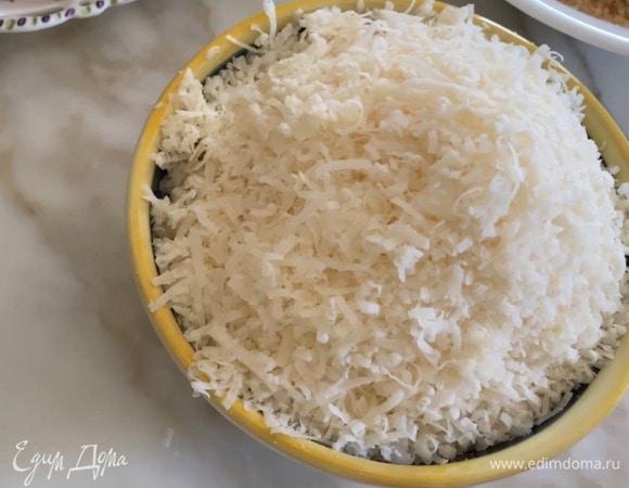 Пекорино натереть на мелкой терке.