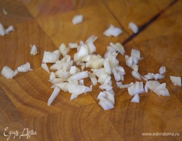 Чеснок почистить и мелко порубить ножом.