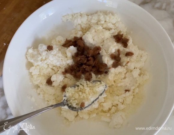 К рикотте добавить пекорино, чеснок и анчоусы, все чуть-чуть посолить и перемешать.