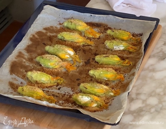 Запекать в разогретой духовке 4 минуты, затем понизить температуру до 180°С и запекать еще 7–10 минут.