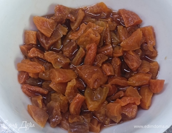 Духовку включить на 175°C. Курагу нарезать кусочками и залить вишневым ликером (или соком апельсина, предварительно сняв с него цедру). Яблоки очистить от семян и нарезать дольками.