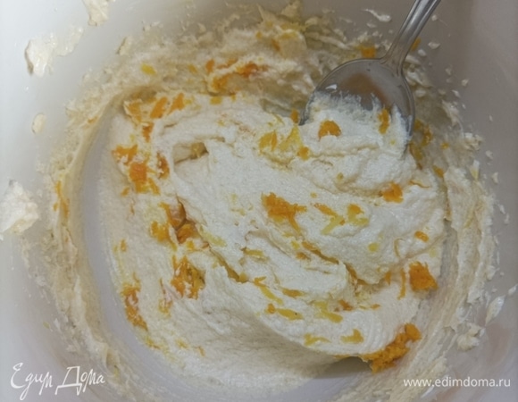 Белки отделить от желтков и взбить до мягких пиков. Мягкое сливочное масло взбивать с сахаром, добавляя по одному желтки и цедру апельсина.