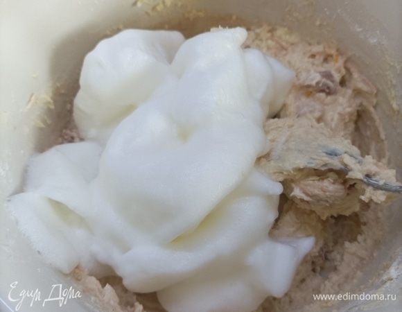 Муку с разрыхлителем просеять в масляную массу, добавить курагу с остатками ликера, хорошо перемешать. Осторожно ввести взбитые белки.