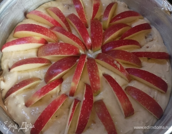 Тесто выложить в хорошо смазанную сливочным маслом разъемную форму диаметром 23 см, сверху разместить дольки яблок. Выпекать 45–50 минут. Ориентируйтесь по своей духовке.