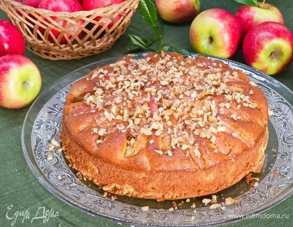 Кекс остудить, смазать медом и посыпать рублеными орехами. Всем вкусного августа!