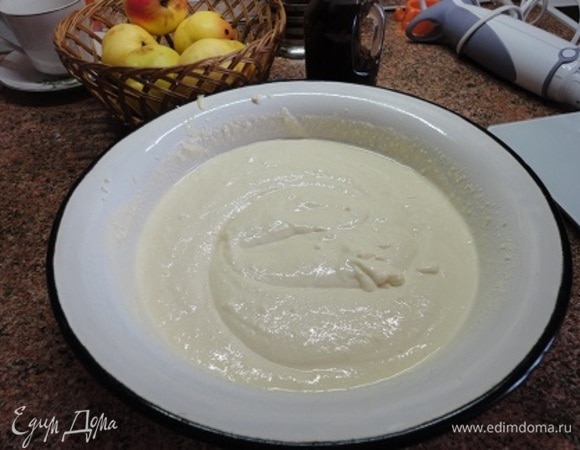 Яйца взбить венчиком с обычным и ванильным сахаром и солью. Добавить творог, молоко, манку и с помощью погружного блендера превратить смесь в кремообразную массу. Оставить на 40 минут.