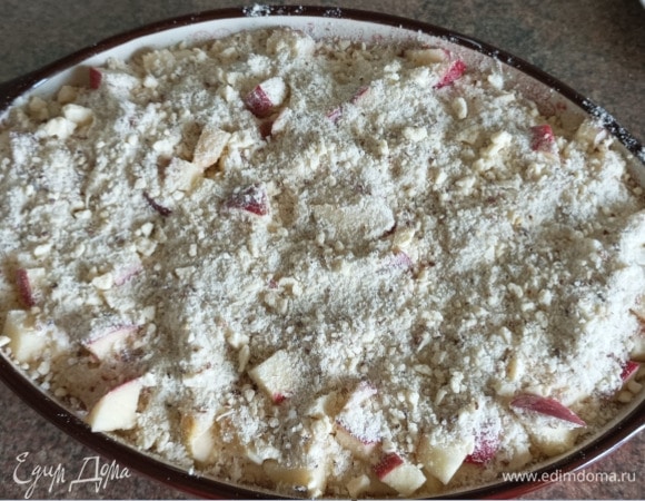 Форму смазать сливочным маслом. Если будете использовать круглую форму, то берите диаметром 23 см. В творожную массу добавьте разрыхлитель, перемешайте и выложите в форму, сверху яблоки и все посыпьте штрейзелем.