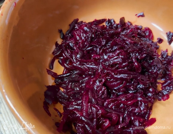 Свеклу промыть, завернуть в фольгу и запекать в разогретой духовке полтора часа, затем почистить и натереть на крупной терке.