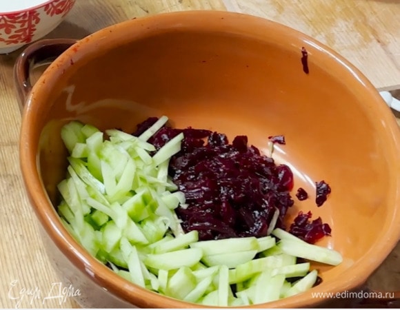 Огурец очистить от кожицы и нарезать маленькими кусочками.