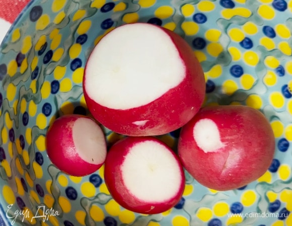 Редис нарезать соломкой.