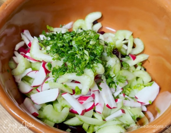Сельдерей тонко нарезать вместе с листьями.