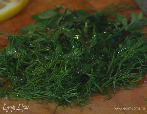 Укроп и петрушку мелко порубить.