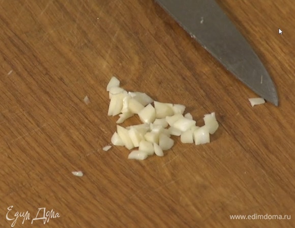 Чеснок почистить и мелко порезать.