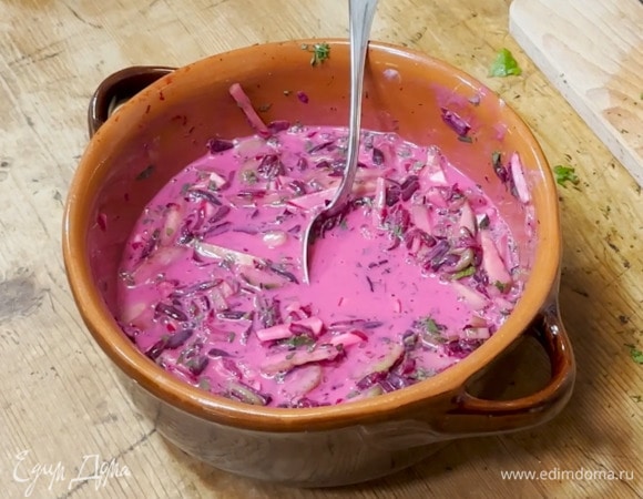 Свеклу, огурец, редис, сельдерей, чеснок и всю зелень выложить в кастрюлю и перемешать, добавить горчицу, йогурт, уксус, посолить и еще раз перемешать, затем влить стакан остывшей кипяченой воды.