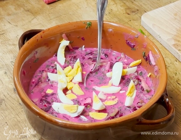 Яйца мелко порезать, добавить в кастрюлю и отправить суп в холодильник на полчаса.