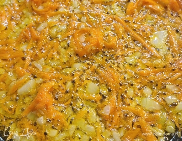 Лук нарезать кубиком, морковь натереть на крупной терке. Обжарить до золотистого цвета. Добавить нарезанные кабачки. Готовить до мягкости кабачков.