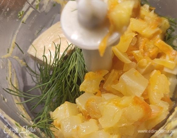 В блендер положить кабачки, плавленый сыр, зелень и чеснок. Взбить до однородного состояния. Попробовать на соль. Охладить в холодильнике.