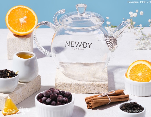 Смешайте в чайнике черную смородину и сироп топинамбура. Ягоды слегка разомните.