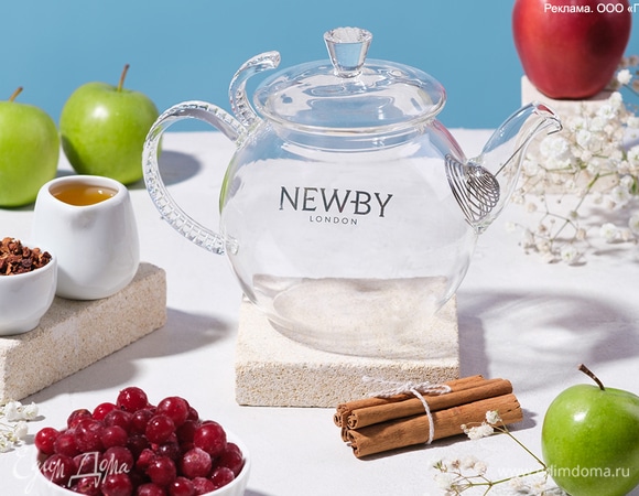 Поместите в чайник клюкву и слегка разомните.