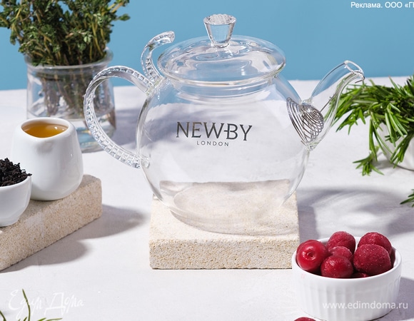 Поместите в чайник вишню и слегка разомните.