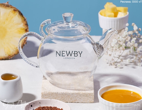 В чайник поместите чай Newby «Черные Жемчужины», пюре манго и нарезанный кубиками ананас.