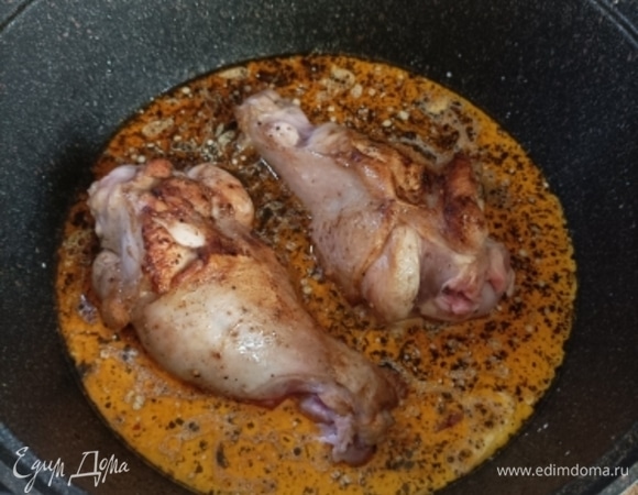 Затем всыпьте порошок карри и жарьте 1 минуту. Влейте сливки (кокосовое молоко), добавьте соль, базилик и перемешайте. Верните в кастрюлю окорочка, накройте крышкой и готовьте на медленном огне 1 ч 30 мин. Индейку пришлось готовить 2 часа и переворачивать, чтобы мясо равномерно тушилось. Готовую птицу переложите на тарелку. Отделите мякоть от костей, разберите на небольшие кусочки.