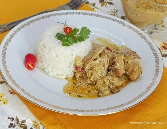 Чеснок натрите на мелкой терке и вместе с имбирем добавьте в кастрюлю с соусом. В маленькой мисочке смешайте крахмал и 1 ст. л. холодной воды. Влейте крахмал в кастрюлю и хорошо размешайте. Верните в кастрюлю мясо, накройте крышкой, доведите до кипения и варите еще 10 мин. Посолите и поперчите. Подавайте с рисом и зеленью.