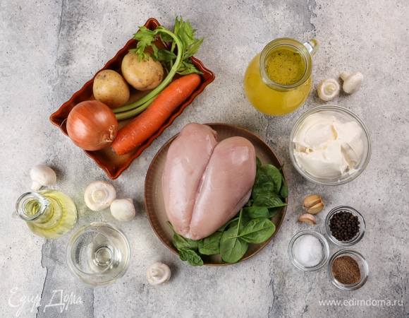 Подготовьте все ингредиенты для сливочного супа с курицей.
