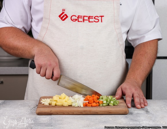 Очистите грибы, лук, чеснок, морковь и картофель. Чеснок измельчите, остальные овощи, включая сельдерей, нарежьте кубиками. Грибы разделите на половинки.