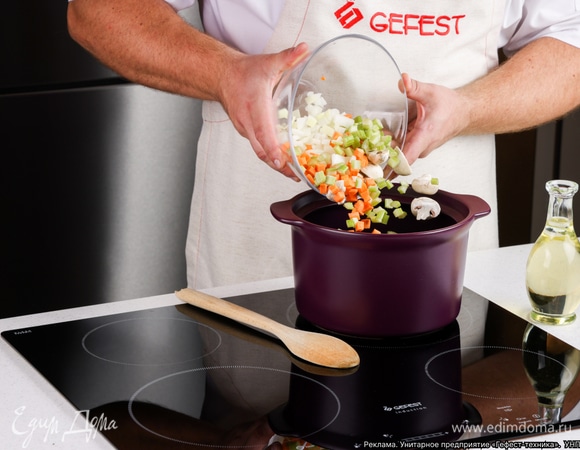 Включите варочную панель GEFEST на среднюю мощность. Нагрейте растительное масло в большой кастрюле. Добавьте лук, чеснок, морковь, сельдерей и грибы, посолите и томите 10 минут на среднем огне.