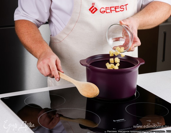 Затем добавьте картофель и готовьте 2 минуты.