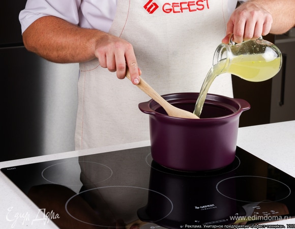 Добавьте куриный бульон.