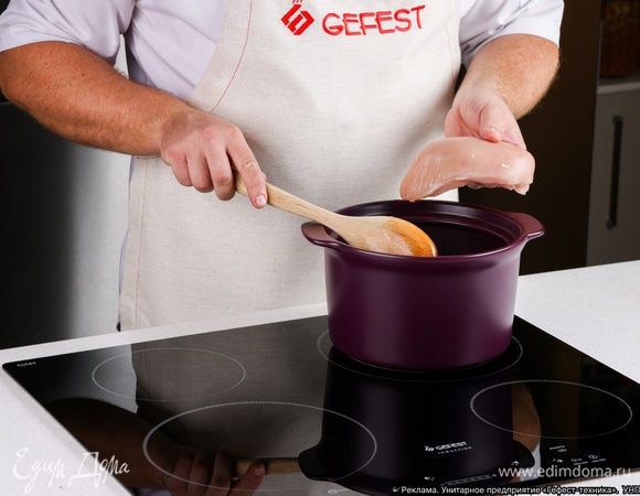 Поместите к овощам куриную грудку и варите до готовности. Затем выньте мясо из бульона и нарежьте на кусочки. Отставьте в сторону.