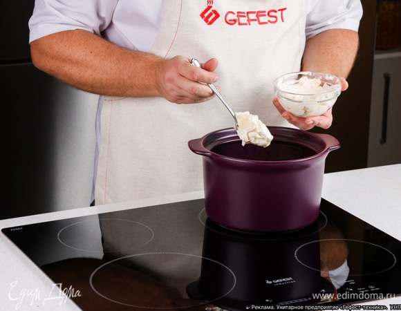 Добавьте в суп сливочный сыр, перемешайте, чтобы он полностью растворился.