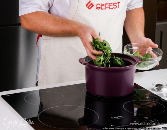 Положите в кастрюлю шпинат и хорошо перемешайте.