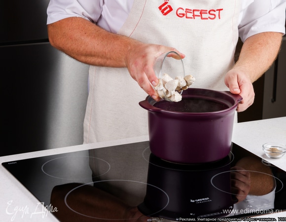 Добавьте кусочки куриного филе, посолите, поперчите и приправьте мускатным орехом.