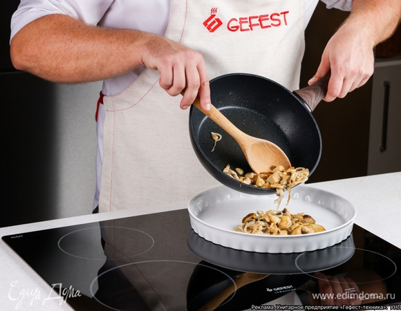 Переложите в керамическую форму для запекания.